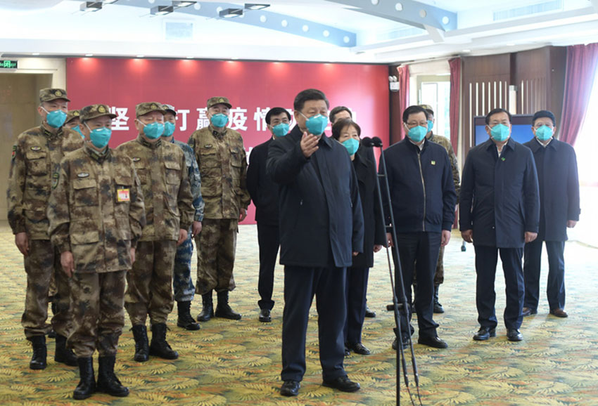 3月10日，中共中央總書記、國家主席、中央軍委主席習近平專門赴湖北省武漢市考察新冠肺炎疫情防控工作。這是習近平在火神山醫(yī)院指揮中心視頻連線感染科病房，與病房內患者和醫(yī)務人員親切交流。新華社記者 謝環(huán)馳 攝