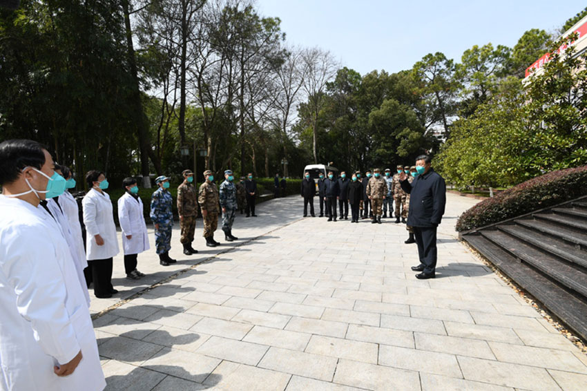 3月10日，中共中央總書記、國家主席、中央軍委主席習(xí)近平專門赴湖北省武漢市考察新冠肺炎疫情防控工作。這是習(xí)近平在火神山醫(yī)院辦公樓外廣場接見湖北省和軍隊(duì)、外地支援湖北醫(yī)護(hù)人員代表，致以親切慰問和衷心感謝。新華社記者 謝環(huán)馳 攝
