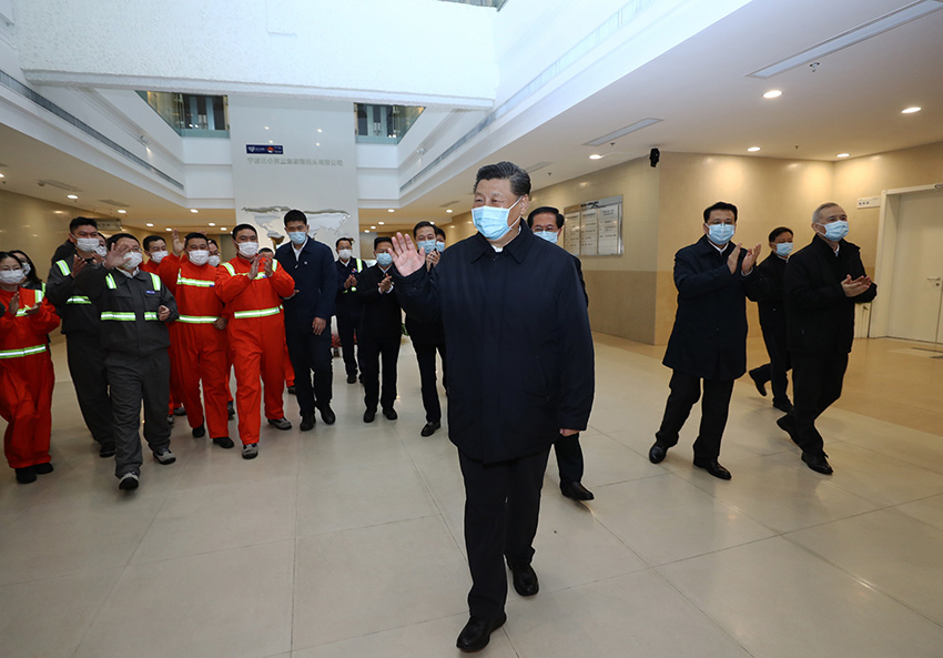 3月29日，中共中央總書記、國(guó)家主席、中央軍委主席習(xí)近平在浙江考察調(diào)研。這是習(xí)近平在寧波舟山港穿山港區(qū)碼頭了解港口復(fù)工復(fù)產(chǎn)情況。 新華社記者 鞠鵬 攝