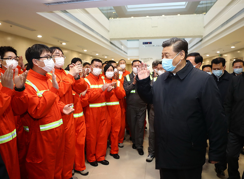 3月29日，中共中央總書記、國家主席、中央軍委主席習近平在浙江考察調(diào)研。這是習近平在寧波舟山港穿山港區(qū)碼頭了解港口復工復產(chǎn)情況。 新華社記者 鞠鵬 攝