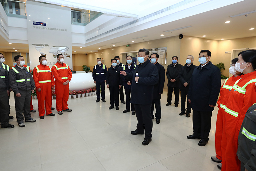 3月29日，中共中央總書記、國家主席、中央軍委主席習(xí)近平在浙江考察調(diào)研。這是習(xí)近平在寧波舟山港穿山港區(qū)碼頭了解港口復(fù)工復(fù)產(chǎn)情況。 新華社記者 鞠鵬 攝