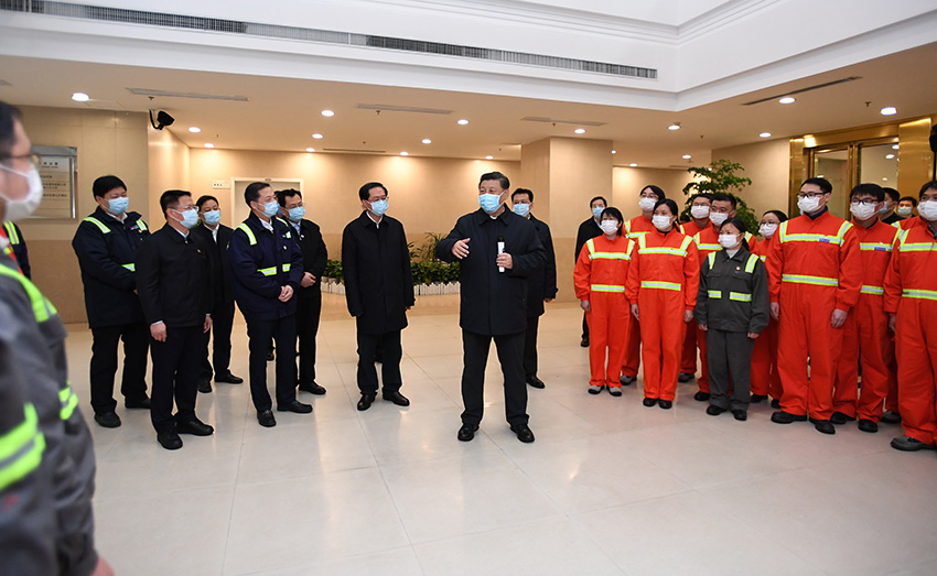3月29日，中共中央總書記、國(guó)家主席、中央軍委主席習(xí)近平在浙江考察調(diào)研。這是習(xí)近平在寧波舟山港穿山港區(qū)碼頭了解港口復(fù)工復(fù)產(chǎn)情況。 新華社記者 燕雁 攝