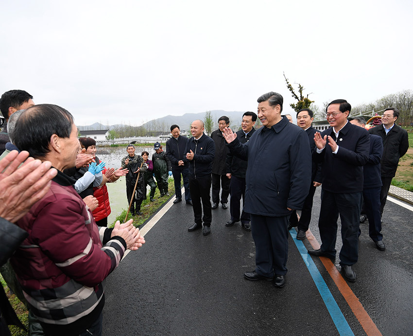 3月30日，中共中央總書記、國家主席、中央軍委主席習近平在浙江省安吉縣天荒坪鎮(zhèn)余村考察，同村民們親切交談，了解該村多年來踐行“綠水青山就是金山銀山”理念、推動綠色發(fā)展發(fā)生的巨大變化。 新華社記者 申宏 攝
