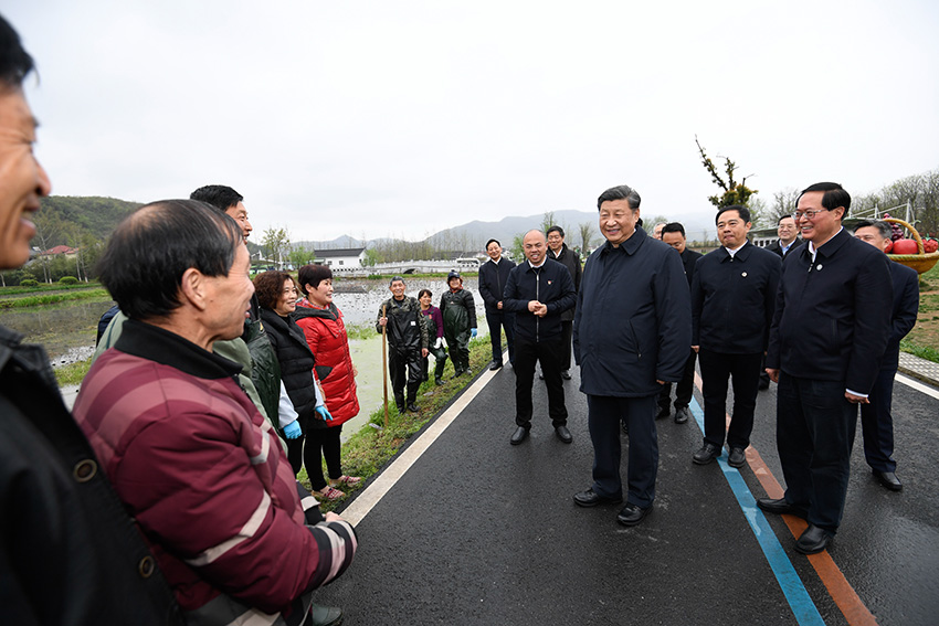 3月30日，中共中央總書記、國家主席、中央軍委主席習近平在浙江省安吉縣天荒坪鎮(zhèn)余村考察，同村民們親切交談，了解該村多年來踐行“綠水青山就是金山銀山”理念、推動綠色發(fā)展發(fā)生的巨大變化。 新華社記者 申宏 攝