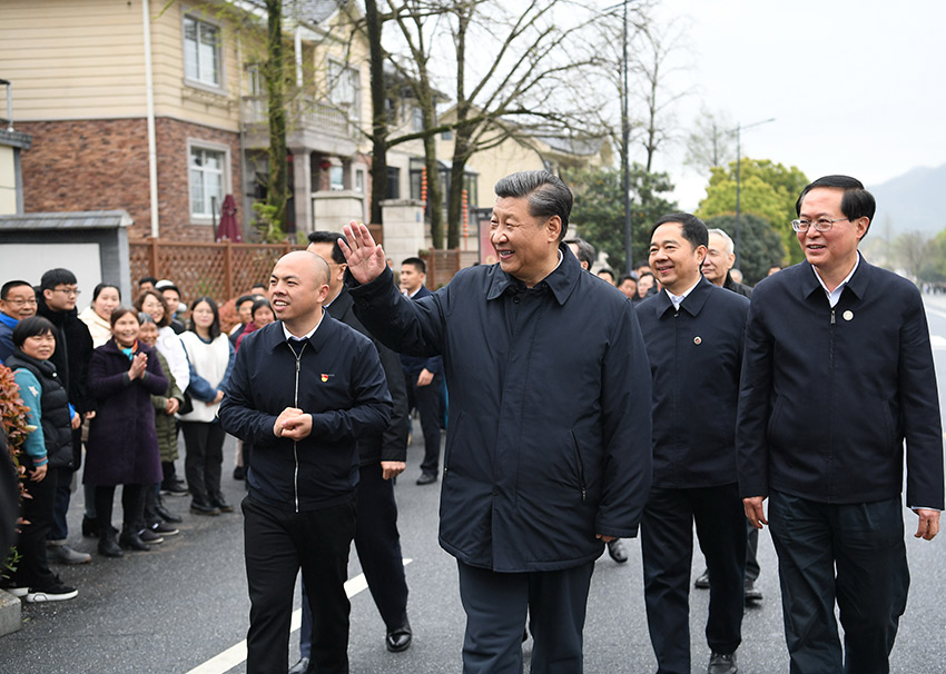 3月30日，中共中央總書記、國家主席、中央軍委主席習(xí)近平在浙江省安吉縣天荒坪鎮(zhèn)余村考察，了解該村多年來踐行“綠水青山就是金山銀山”理念、推動綠色發(fā)展發(fā)生的巨大變化。 新華社記者 燕雁 攝