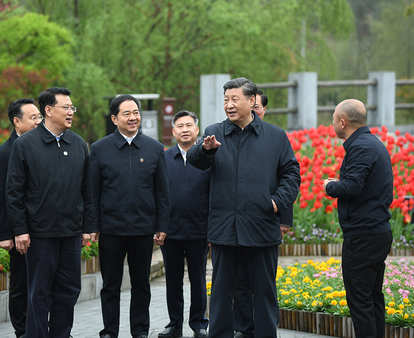 3月30日，中共中央總書記、國家主席、中央軍委主席習(xí)近平在浙江省安吉縣天荒坪鎮(zhèn)余村考察，了解該村多年來踐行“綠水青山就是金山銀山”理念、推動綠色發(fā)展發(fā)生的巨大變化。 新華社記者 申宏 攝