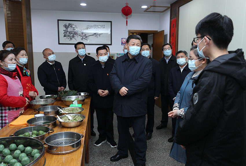 3月30日，中共中央總書記、國家主席、中央軍委主席習(xí)近平在浙江省安吉縣天荒坪鎮(zhèn)余村考察，同村民們親切交談，了解該村多年來踐行“綠水青山就是金山銀山”理念、推動綠色發(fā)展發(fā)生的巨大變化。 新華社記者 鞠鵬 攝