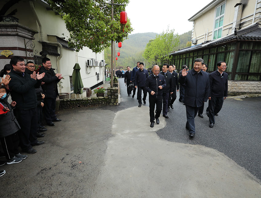3月30日，中共中央總書記、國家主席、中央軍委主席習(xí)近平在浙江省安吉縣天荒坪鎮(zhèn)余村考察，了解該村多年來踐行“綠水青山就是金山銀山”理念、推動(dòng)綠色發(fā)展發(fā)生的巨大變化。 新華社記者 鞠鵬 攝