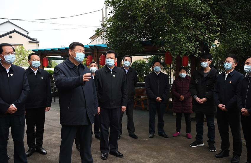 3月30日，中共中央總書記、國家主席、中央軍委主席習近平在浙江省安吉縣天荒坪鎮(zhèn)余村考察，同村民們親切交談，了解該村多年來踐行“綠水青山就是金山銀山”理念、推動綠色發(fā)展發(fā)生的巨大變化。 新華社記者 燕雁 攝