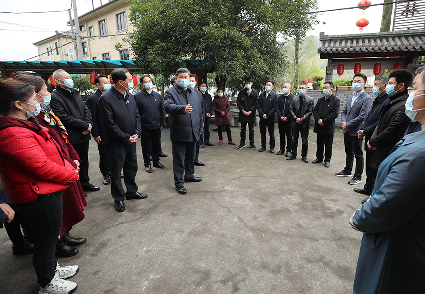 3月30日，中共中央總書記、國家主席、中央軍委主席習(xí)近平在浙江省安吉縣天荒坪鎮(zhèn)余村考察，同村民們親切交談，了解該村多年來踐行“綠水青山就是金山銀山”理念、推動(dòng)綠色發(fā)展發(fā)生的巨大變化。 新華社記者 鞠鵬 攝