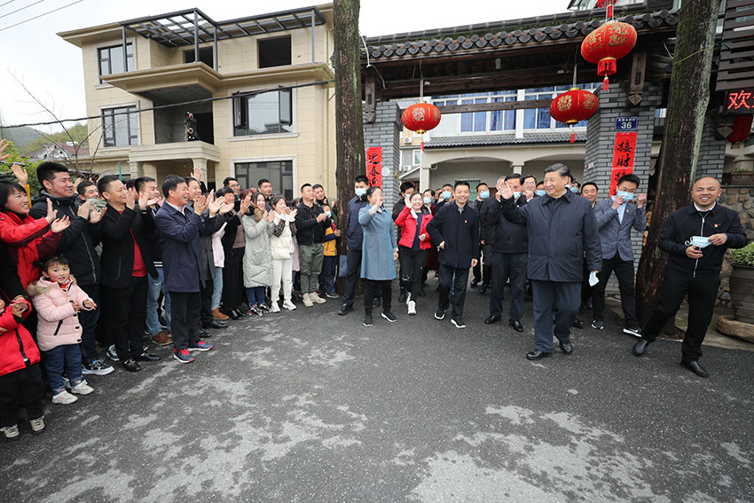 3月30日，中共中央總書記、國家主席、中央軍委主席習(xí)近平在浙江省安吉縣天荒坪鎮(zhèn)余村考察，同村民們親切交談，了解該村多年來踐行“綠水青山就是金山銀山”理念、推動(dòng)綠色發(fā)展發(fā)生的巨大變化。 新華社記者 鞠鵬 攝
