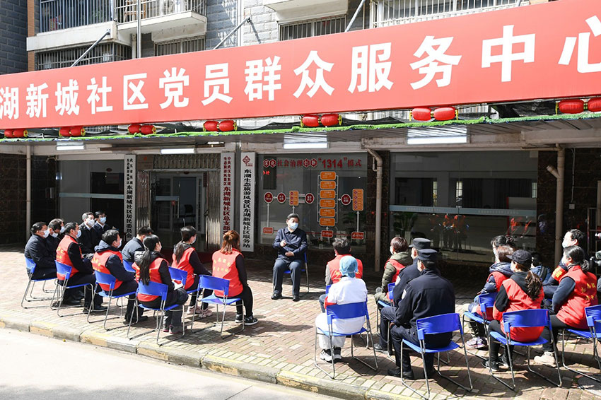 3月10日，中共中央總書記、國家主席、中央軍委主席習(xí)近平專門赴湖北省武漢市考察新冠肺炎疫情防控工作。這是習(xí)近平在東湖新城社區(qū)黨群服務(wù)中心，同社區(qū)工作者、基層民警、衛(wèi)生服務(wù)站醫(yī)生、下沉干部、志願(yuàn)者等親切交流。 新華社記者 謝環(huán)馳 攝