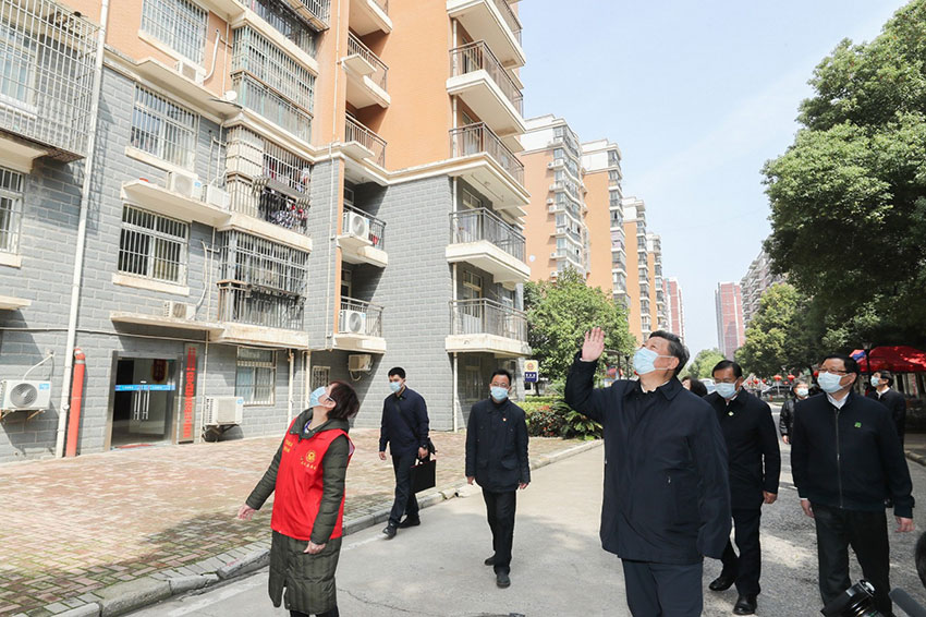 3月10日中午，離開火神山醫(yī)院，習(xí)近平趕赴武漢市東湖新城社區(qū)，看望居家隔離的社區(qū)群眾，實(shí)地了解社區(qū)疫情防控、群眾生活保障等情況，對社區(qū)群眾和防控一線工作人員表示慰問和感謝。（文字：張曉鬆、朱基釵 攝影：鞠鵬、龐興雷、謝環(huán)馳）