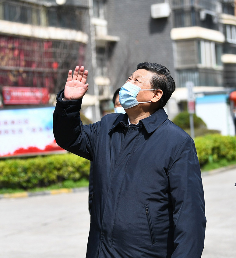 3月10日中午，離開火神山醫(yī)院，習(xí)近平趕赴武漢市東湖新城社區(qū)，看望居家隔離的社區(qū)群眾，實(shí)地了解社區(qū)疫情防控、群眾生活保障等情況，對社區(qū)群眾和防控一線工作人員表示慰問和感謝。（文字：張曉鬆、朱基釵 攝影：鞠鵬、龐興雷、謝環(huán)馳）