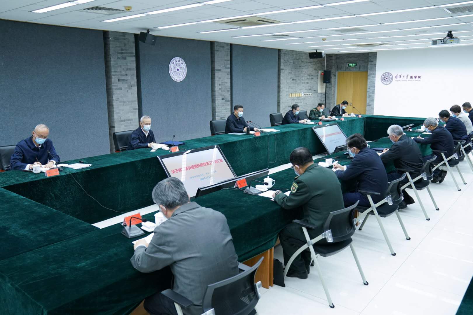 3月2日，中共中央總書記、國(guó)家主席、中央軍委主席習(xí)近平在北京考察新冠肺炎防控科研攻關(guān)工作。這是習(xí)近平在清華大學(xué)醫(yī)學(xué)院主持召開(kāi)座談會(huì)並發(fā)表重要講話。 新華社記者 燕雁 攝
