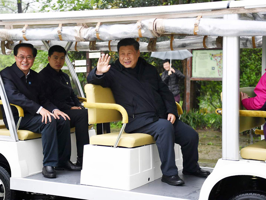 3月31日，中共中央總書記、國家主席、中央軍委主席習(xí)近平在杭州考察。這是習(xí)近平在西溪國家濕地公園就西溪濕地保護利用情況進行考察調(diào)研。 新華社記者 燕雁 攝