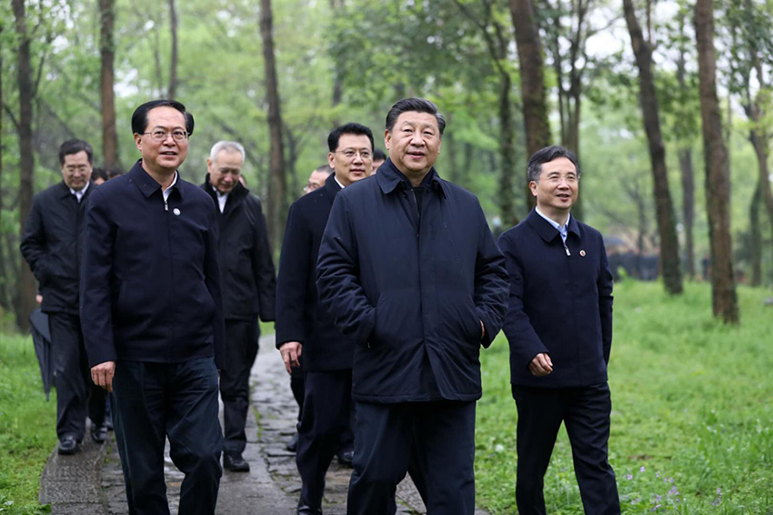 3月31日，中共中央總書記、國家主席、中央軍委主席習(xí)近平在杭州考察。這是習(xí)近平在西溪國家濕地公園就西溪濕地保護(hù)利用情況進(jìn)行考察調(diào)研。 新華社記者 鞠鵬 攝