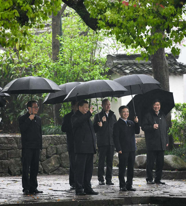3月31日，中共中央總書記、國家主席、中央軍委主席習(xí)近平在杭州考察。這是習(xí)近平在西溪國家濕地公園就西溪濕地保護利用情況進行考察調(diào)研。 新華社記者 申宏 攝