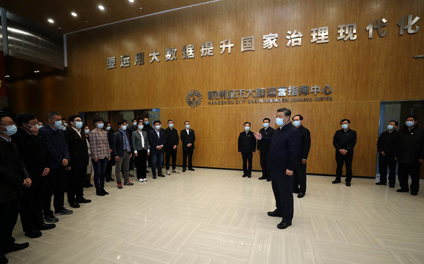 3月31日，中共中央總書記、國家主席、中央軍委主席習(xí)近平在杭州考察。這是習(xí)近平在杭州城市大腦運(yùn)營指揮中心，就杭州運(yùn)用城市大腦推進(jìn)城市治理體系和治理能力現(xiàn)代化進(jìn)行考察調(diào)研。 新華社記者 鞠鵬 攝