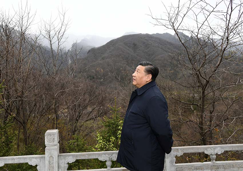4月20日，中共中央總書記、國家主席、中央軍委主席習(xí)近平在陝西考察調(diào)研。這是習(xí)近平在位於商洛市柞水縣的秦嶺牛背梁國家級自然保護區(qū)，考察秦嶺生態(tài)保護情況。 新華社記者 謝環(huán)馳 攝