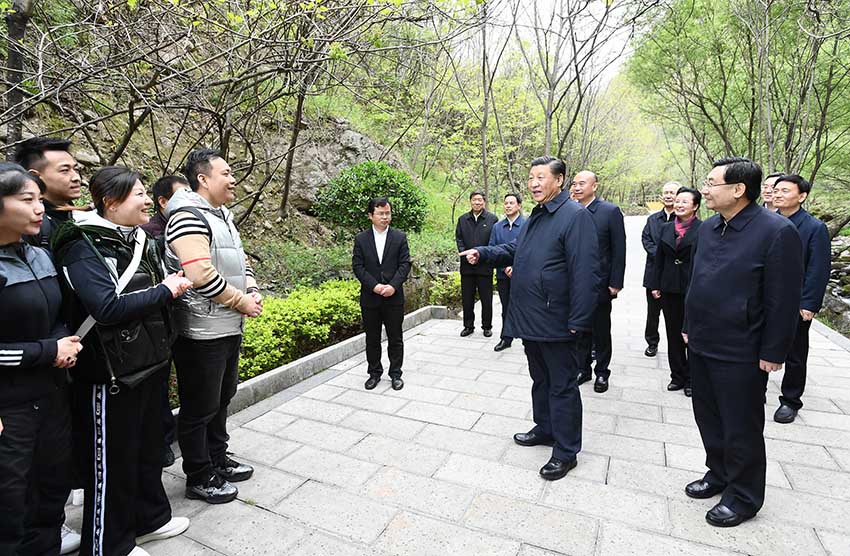 4月20日，中共中央總書記、國家主席、中央軍委主席習(xí)近平在陝西考察調(diào)研。這是習(xí)近平在位於商洛市柞水縣的秦嶺牛背梁國家級自然保護區(qū)，考察秦嶺生態(tài)保護情況。 新華社記者 謝環(huán)馳 攝