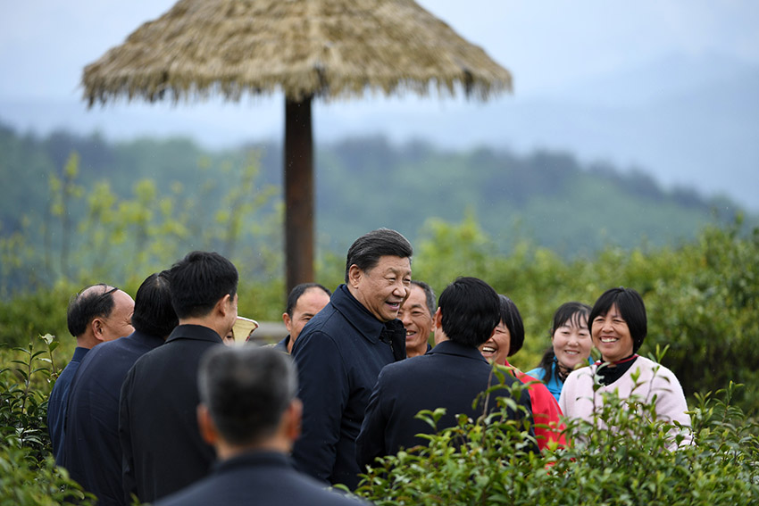 習(xí)近平總書記21日來到陝西省安康市平利縣老縣鎮(zhèn)，在錦屏社區(qū)、鎮(zhèn)衛(wèi)生院、中心小學(xué)和茶園考察當(dāng)?shù)孛撠毠缘惹闆r。（文字記者：張曉鬆 攝影記者：鞠鵬、謝環(huán)馳、燕雁、翟健嵐）