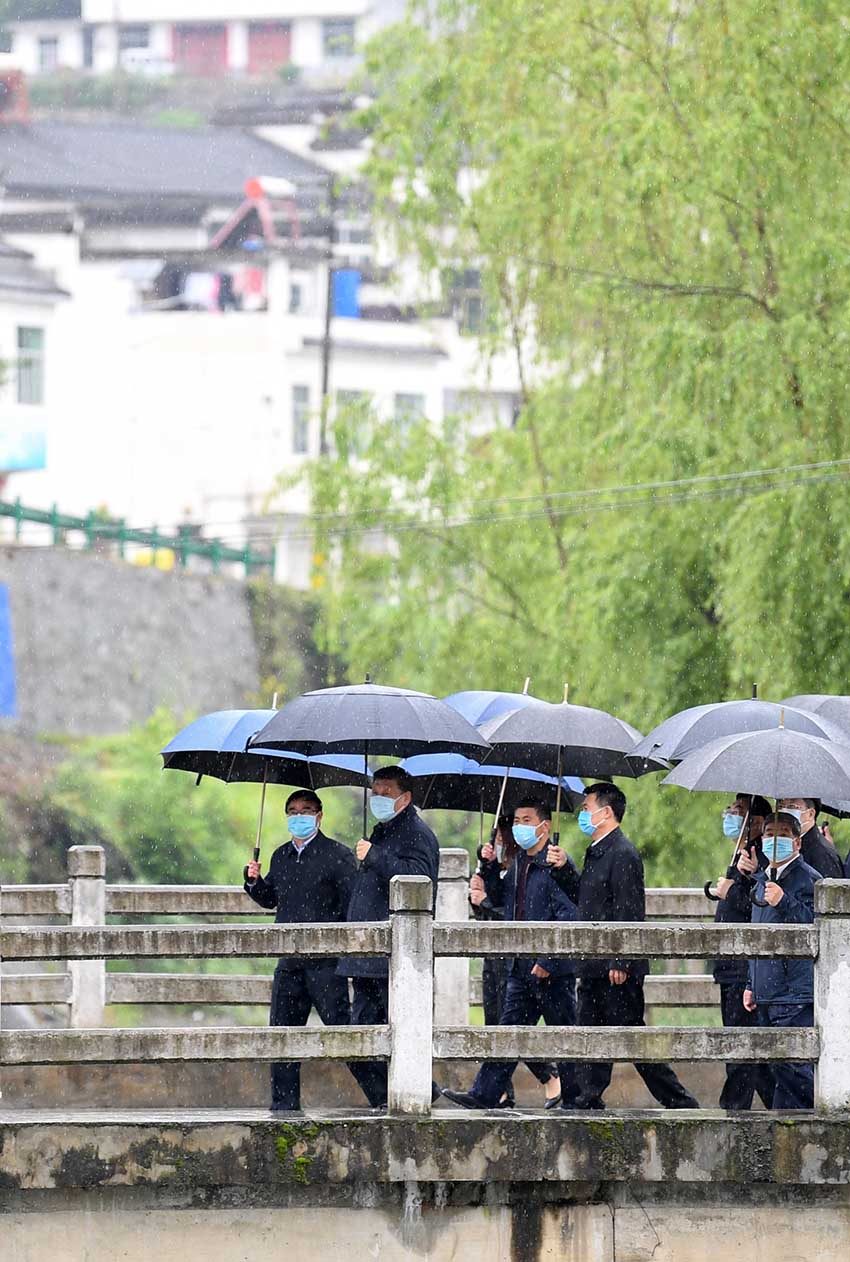 習近平總書記21日來到陝西省安康市平利縣老縣鎮(zhèn)，在錦屏社區(qū)、鎮(zhèn)衛(wèi)生院、中心小學和茶園考察當?shù)孛撠毠缘惹闆r。（文字記者：張曉鬆 攝影記者：鞠鵬、謝環(huán)馳、燕雁、翟健嵐）