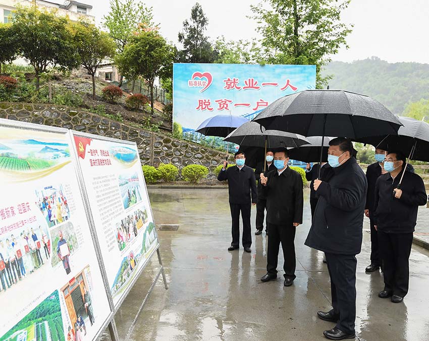 習(xí)近平總書記21日來(lái)到陝西省安康市平利縣老縣鎮(zhèn)，在錦屏社區(qū)、鎮(zhèn)衛(wèi)生院、中心小學(xué)和茶園考察當(dāng)?shù)孛撠毠?jiān)等情況。（文字記者：張曉鬆 攝影記者：鞠鵬、謝環(huán)馳、燕雁、翟健嵐）