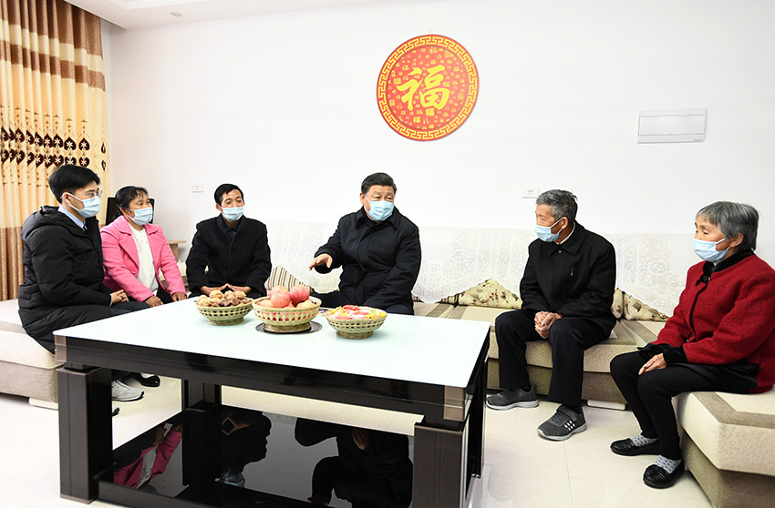 4月20日至23日，中共中央總書記、國家主席、中央軍委主席習近平在陝西考察。這是4月21日，習近平在安康市平利縣老縣鎮(zhèn)錦屏社區(qū)，同搬遷戶汪顯平一家圍坐在一起拉家常。新華社記者 謝環(huán)馳 攝