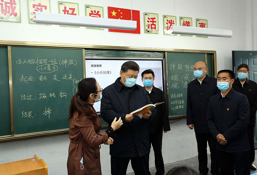 習(xí)近平總書記21日來到陝西省安康市平利縣老縣鎮(zhèn)，在錦屏社區(qū)、鎮(zhèn)衛(wèi)生院、中心小學(xué)和茶園考察當(dāng)?shù)孛撠毠?jiān)等情況。（文字記者：張曉鬆 攝影記者：鞠鵬、謝環(huán)馳、燕雁、翟健嵐）