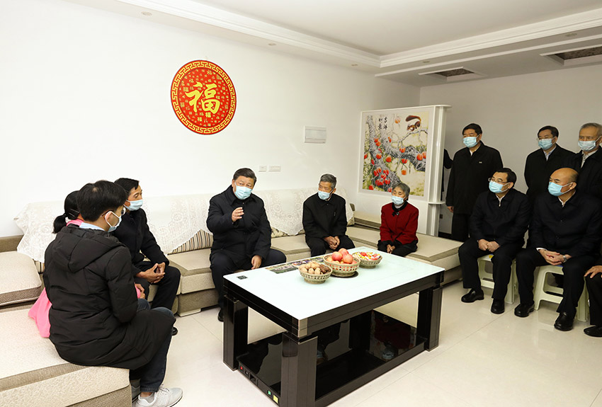 習近平總書記21日來到陝西省安康市平利縣老縣鎮(zhèn)，在錦屏社區(qū)、鎮(zhèn)衛(wèi)生院、中心小學和茶園考察當?shù)孛撠毠缘惹闆r。（文字記者：張曉鬆 攝影記者：鞠鵬、謝環(huán)馳、燕雁、翟健嵐）