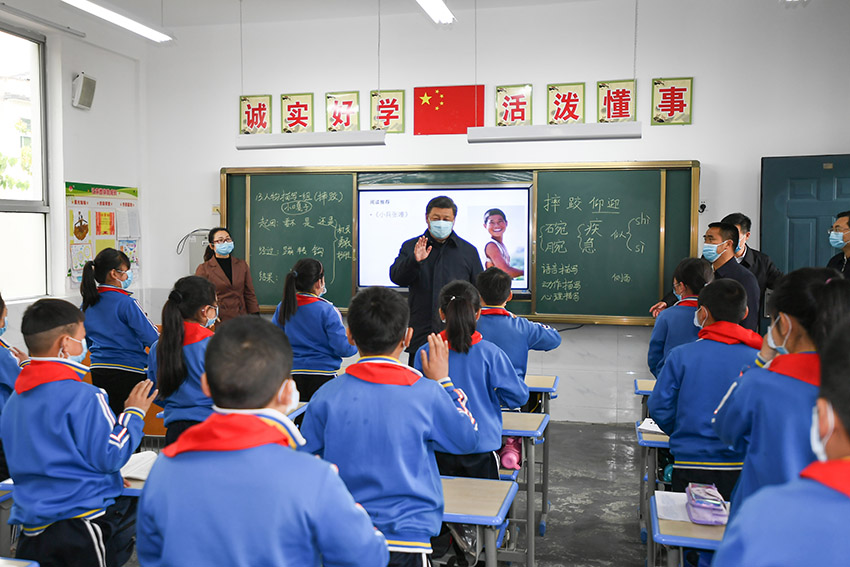 習(xí)近平總書記21日來到陝西省安康市平利縣老縣鎮(zhèn)，在錦屏社區(qū)、鎮(zhèn)衛(wèi)生院、中心小學(xué)和茶園考察當(dāng)?shù)孛撠毠缘惹闆r。（文字記者：張曉鬆 攝影記者：鞠鵬、謝環(huán)馳、燕雁、翟健嵐）