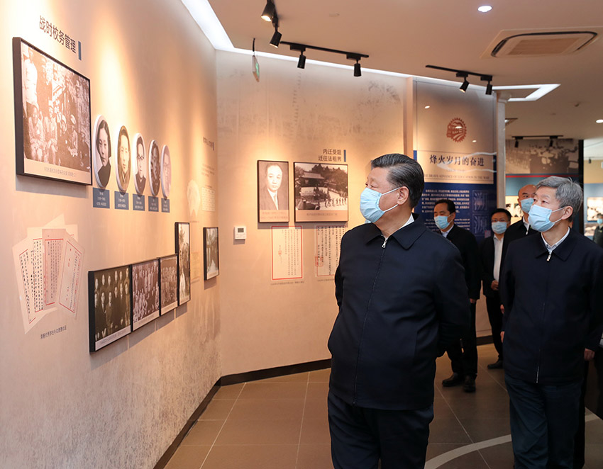 4月20日至23日，中共中央總書記、國家主席、中央軍委主席習(xí)近平在陝西考察。這是4月22日，習(xí)近平在西安交通大學(xué)交大西遷博物館參觀。新華社記者 鞠鵬 攝