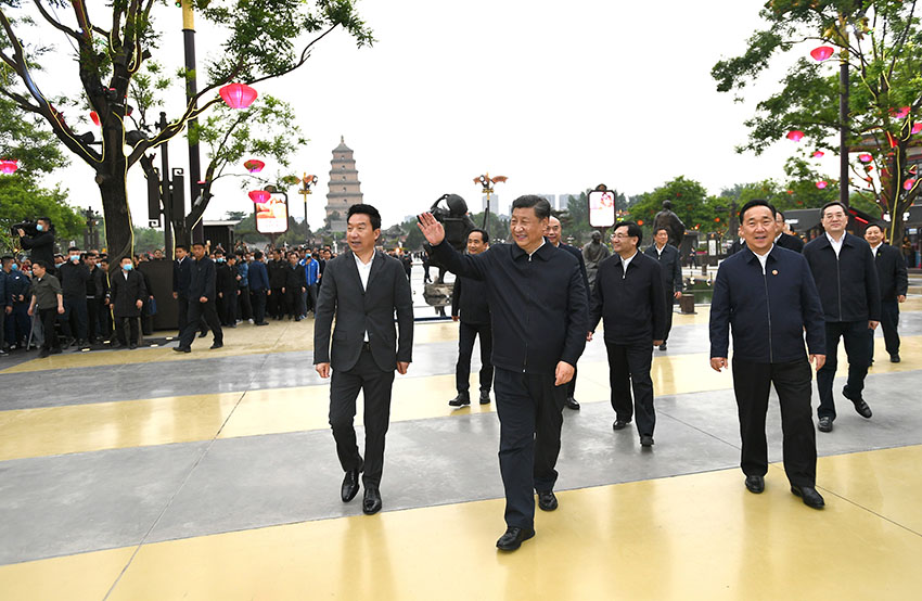 4月20日至23日，中共中央總書記、國(guó)家主席、中央軍委主席習(xí)近平在陝西考察。這是4月22日，習(xí)近平在西安大唐不夜城步行街考察時(shí)，向游客揮手致意。新華社記者 謝環(huán)馳 攝
