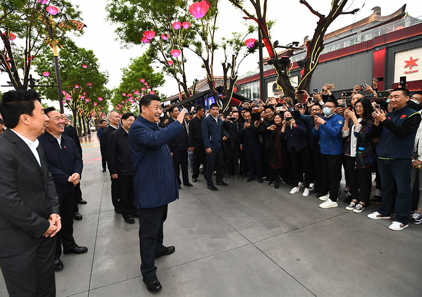 4月20日至23日，中共中央總書記、國家主席、中央軍委主席習(xí)近平在陝西考察。這是4月22日，習(xí)近平在西安大唐不夜城步行街考察時，向游客揮手致意。新華社記者 謝環(huán)馳 攝