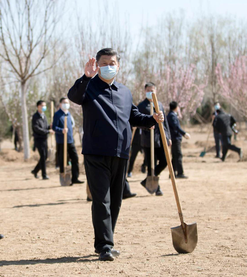 4月3日，黨和國(guó)家領(lǐng)導(dǎo)人習(xí)近平、李克強(qiáng)、栗戰(zhàn)書(shū)、汪洋、王滬寧、趙樂(lè)際、韓正、王岐山等來(lái)到北京市大興區(qū)舊宮鎮(zhèn)參加首都義務(wù)植樹(shù)活動(dòng)。這是習(xí)近平拿起鐵鍬走向植樹(shù)地點(diǎn)，向正在植樹(shù)的干部群眾揮手致意。 新華社記者 丁海濤 攝