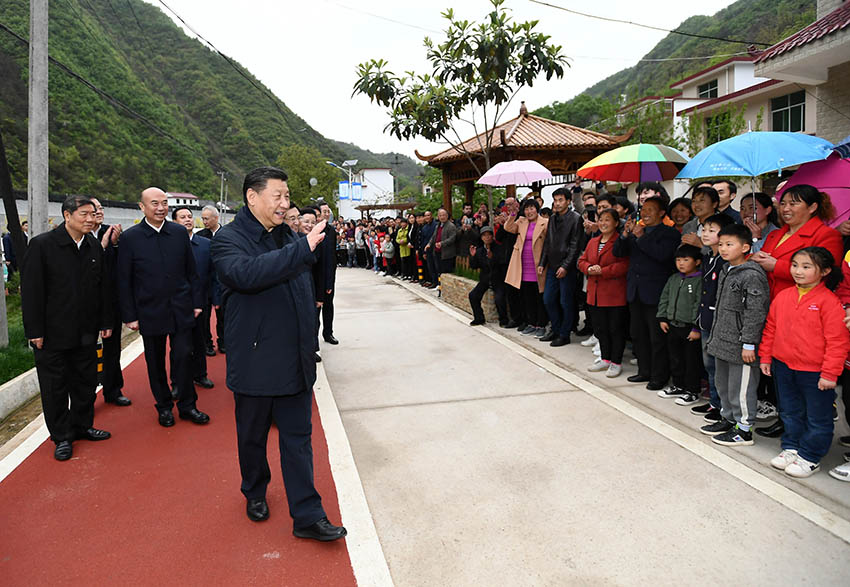 4月20日，中共中央總書記、國(guó)家主席、中央軍委主席習(xí)近平在陝西考察調(diào)研。這是習(xí)近平在商洛市柞水縣小嶺鎮(zhèn)金米村向鄉(xiāng)親們致意。 新華社記者 謝環(huán)馳 攝