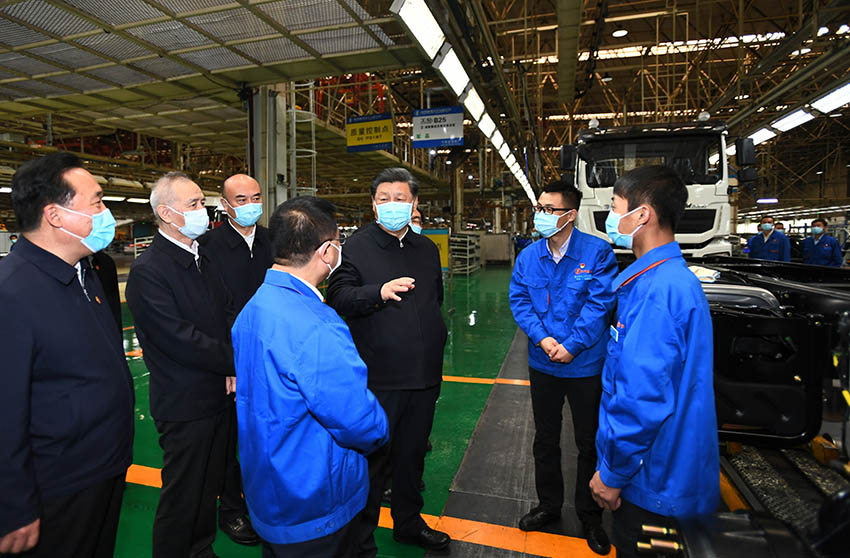 習近平總書記22日在西安考察調研。他先后來到陝西汽車控股集團有限公司、西安交通大學、大唐不夜城步行街，了解企業(yè)復工復產(chǎn)和社會生活秩序恢復等情況。（文字記者：張曉鬆  攝影記者：鞠鵬、謝環(huán)馳、燕雁、翟健嵐）