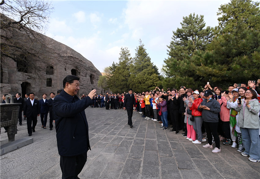 5月11日至12日，中共中央總書記、國家主席、中央軍委主席習近平在山西考察。這是5月11日下午，習近平在大同市雲(yún)岡石窟考察時，向游客們揮手致意。新華社記者 李學仁 攝