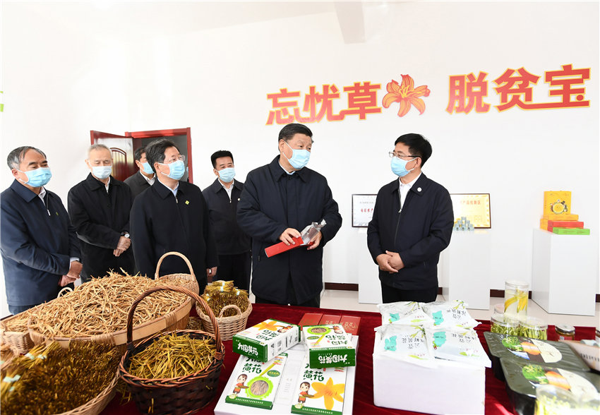 5月11日至12日，中共中央總書(shū)記、國(guó)家主席、中央軍委主席習(xí)近平在山西考察。這是5月11日下午，習(xí)近平在大同市雲(yún)州區(qū)西坪鎮(zhèn)坊城新村技能培訓(xùn)服務(wù)站，察看黃花產(chǎn)業(yè)相關(guān)產(chǎn)品展示。新華社記者 謝環(huán)馳 攝