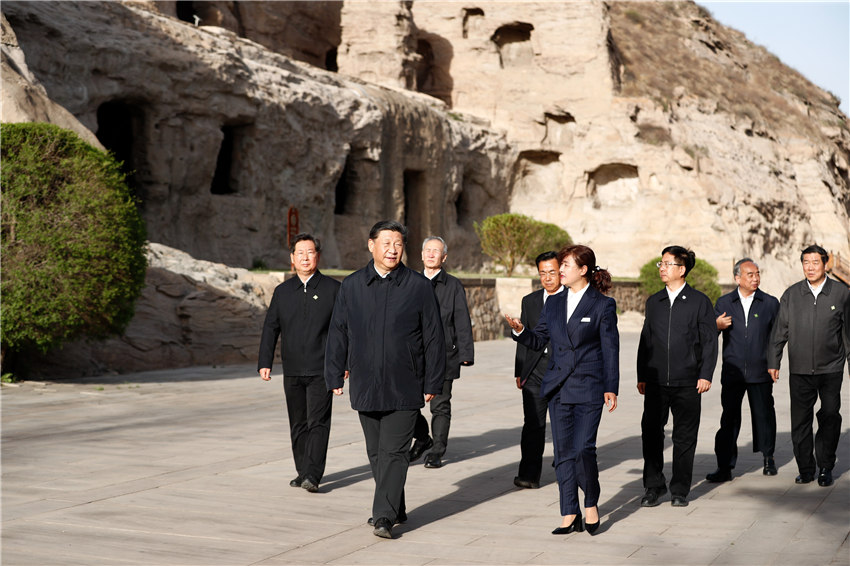 5月11日至12日，中共中央總書記、國家主席、中央軍委主席習(xí)近平在山西考察。這是5月11日下午，習(xí)近平在大同市雲(yún)岡石窟考察歷史文化遺產(chǎn)保護情況。新華社記者 劉彬 攝