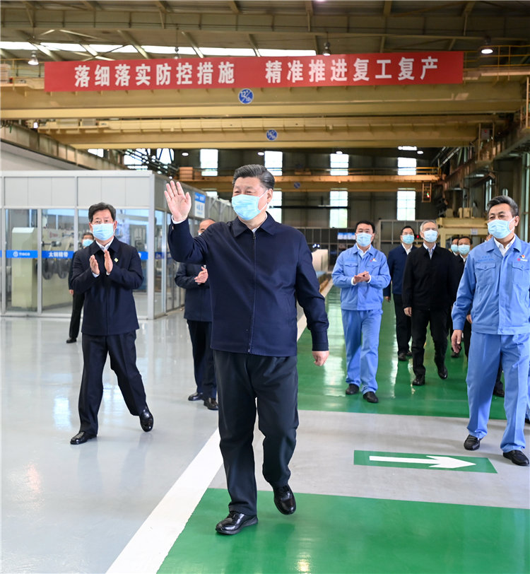 5月12日上午，正在山西考察的習(xí)近平總書(shū)記來(lái)到太鋼不鏽鋼精密帶鋼有限公司，走進(jìn)生產(chǎn)車(chē)間了解企業(yè)防疫抗疫和生產(chǎn)運(yùn)行情況，同工人們親切交談，叮囑他們不要麻痺鬆懈，切實(shí)抓好各項(xiàng)防控措施，保持零感染。（攝影記者：李學(xué)仁、謝環(huán)馳、劉彬）