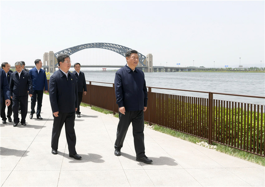 5月11日至12日，中共中央總書記、國家主席、中央軍委主席習近平在山西考察。這是5月12日中午，習近平在汾河太原城區(qū)晉陽橋段考察汾河水治理及沿岸生態(tài)保護、城市環(huán)境建設等情況。新華社記者 李學仁 攝