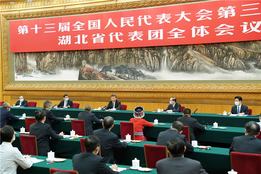 5月24日，中共中央總書記、國家主席、中央軍委主席習(xí)近平參加十三屆全國人大三次會議湖北代表團的審議。 新華社記者 黃敬文 攝