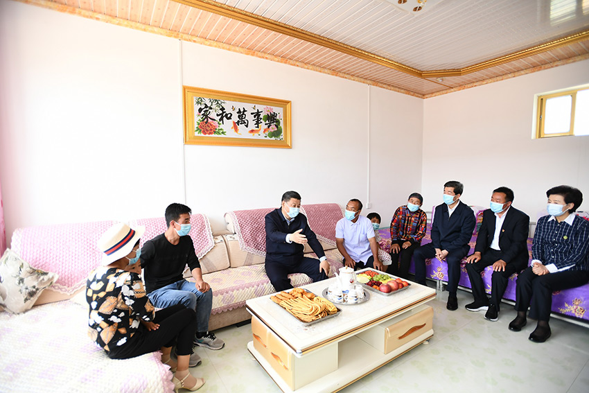 6月8日至10日，中共中央總書記、國家主席、中央軍委主席習(xí)近平在寧夏考察。這是6月8日下午，習(xí)近平在吳忠市紅寺堡區(qū)紅寺堡鎮(zhèn)弘德村，同回族村民劉克瑞一家親切交流。 新華社記者 謝環(huán)馳 攝