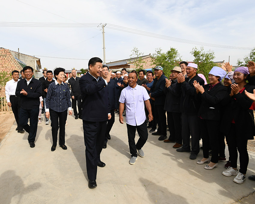 6月8日至10日，中共中央總書記、國(guó)家主席、中央軍委主席習(xí)近平在寧夏考察。這是6月8日下午，習(xí)近平在吳忠市紅寺堡區(qū)紅寺堡鎮(zhèn)弘德村看望移民搬遷群眾，向村民們揮手致意。 新華社記者 謝環(huán)馳 攝