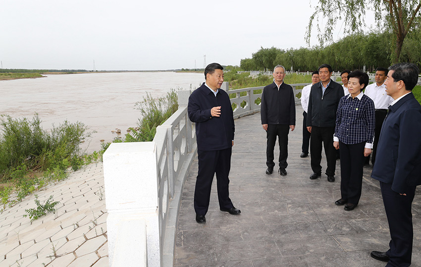 6月8日至10日，中共中央總書記、國家主席、中央軍委主席習(xí)近平在寧夏考察。這是6月8日下午，習(xí)近平在黃河吳忠濱河大道古城灣砌護(hù)段，察看黃河生態(tài)治理保護(hù)狀況。 新華社記者 鞠鵬 攝