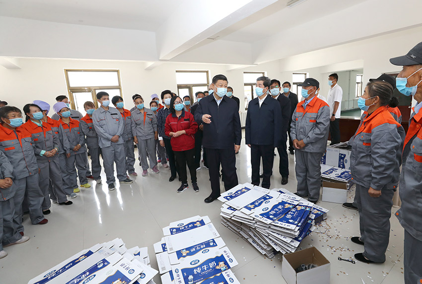 6月8日至10日，中共中央總書記、國家主席、中央軍委主席習近平在寧夏考察。這是6月8日下午，習近平在吳忠市紅寺堡區(qū)紅寺堡鎮(zhèn)弘德村扶貧車間，同正在加工制作紙箱的村民交流。 新華社記者 鞠鵬 攝