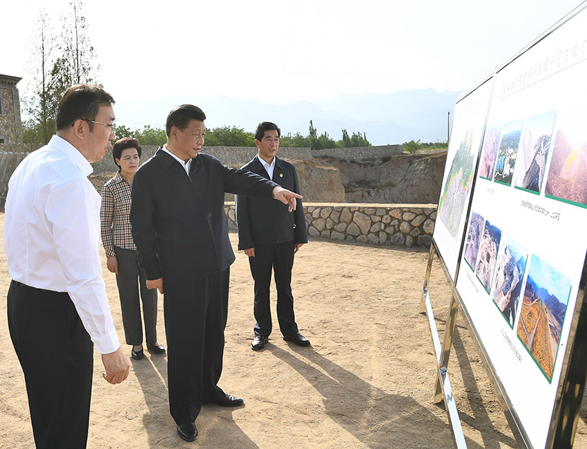 6月8日至10日，中共中央總書記、國家主席、中央軍委主席習近平在寧夏考察。這是6月9日下午，習近平在銀川市西夏區(qū)賀蘭山東麓，聽取賀蘭山生態(tài)保護和環(huán)境綜合整治情況匯報。 新華社記者 謝環(huán)馳 攝