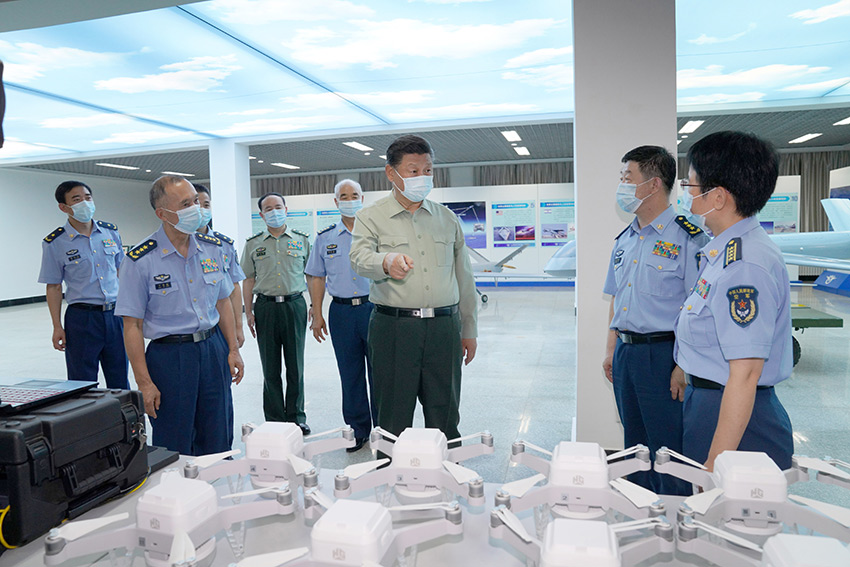 八一建軍節(jié)到來之際，中共中央總書記、國家主席、中央軍委主席習(xí)近平7月23日到空軍航空大學(xué)視察，代表黨中央和中央軍委，向?qū)W校師生員工致以誠摯問候，向全體人民解放軍指戰(zhàn)員、武警部隊(duì)官兵、民兵預(yù)備役人員致以節(jié)日祝賀。這是習(xí)近平察看無人機(jī)操控教學(xué)設(shè)施，了解無人機(jī)操控員培養(yǎng)情況。 新華社記者 李剛 攝